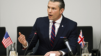 Служители на Пентагона обвиняват Хегсет, че прехвърля отговорността си за военно престъпление върху адмирал