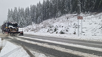 Закъсали автомобили заради сняг по високите места