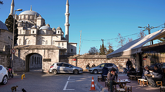 Ново отравяне в Истанбул: хоспитализираха 25 души, посетили ресторант в града