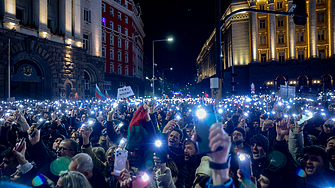 ДЕНЯТ В НЯКОЛКО РЕДА: Властта се окопава, следва нов протест