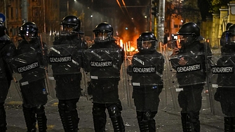 Провокатори, сълзотворен газ, бой: напрежението пред централата на ДПС-НН ескалира  (ВИДЕО + СНИМКИ)