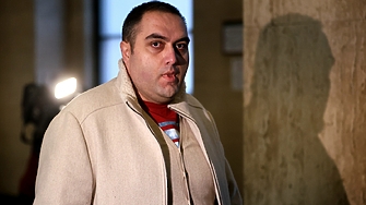 Директорът, обвинен за камери в тоалетните, остава под парична гаранция - само я удвояват