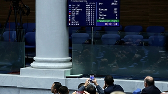 ДЕНЯТ В НЯКОЛКО РЕДА: Политически и съдебни рулетки