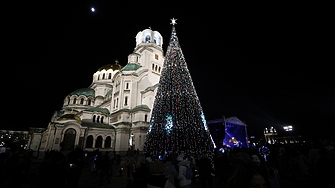 Посланията на политиците - за здраве, сили, сплотеност. А Пеевски отново с репликата си: Най-доброто предстои