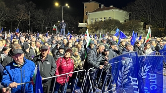 ДЕНЯТ В НЯКОЛКО РЕДА: Протестът за правителството се оказа ода за Пеевски