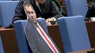 Картонограма на отсъстващия г-н Пеевски зае мястото му