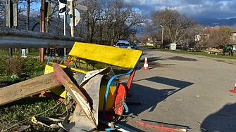 Влак блъсна каруца, загинаха майка и дете