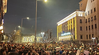 ДЕНЯТ В НЯКОЛКО РЕДА: протестът продължава, въпреки оставката на правителството