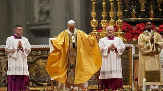 Папа Лъв XIV излезе в проливния дъжд, за да поздрави хората на площада