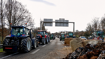 Френските фермери отказват "коледно примирие" и продължават блокадите
