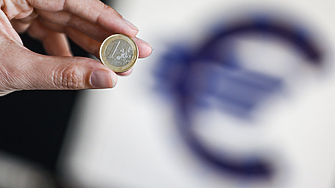 "Гардиън": България се готви да приеме еврото на фона на политически сътресение и опасения от руска дезинформация