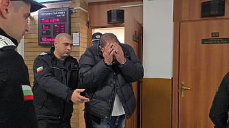 Задържаният с наркодилъри шеф на столичното 5-о районно припадна в съда