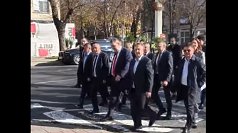 Протест и контрапротест - всичко е нормално. Така гражданите стават безсилни поданици