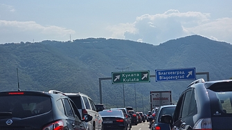 По-скъпи тол такси и трафик край Кресна не спират българите към Гърция