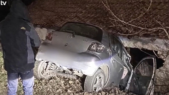 Пиян и дрогиран, шефът на парк "Рила" се удари с колата си в гробищата