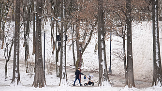 По непочистените тротоари - румънец отиде със ски на работа (ВИДЕО)