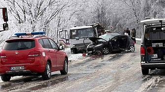 Двама загинаха при челен удар край Ловеч, шофьор на камион е избягал и се издирва