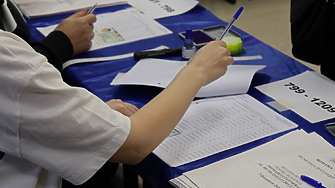 Български избиратели зад граница: Ограничаването на секциите извън ЕС е „законодателен произвол“