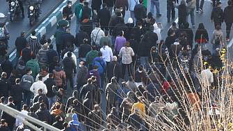 Кой протестира в Иран: от млади либерали до хардлайнери, всички са недоволни от режима