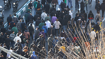 Протести заляха Иран след призив на престолонаследника. Властите изключиха интернета и телефоните