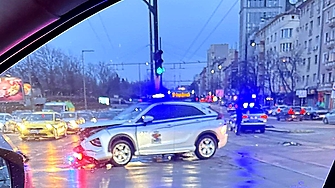 Челен удар с джип на общината в София