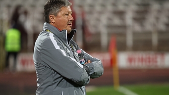 Медицински самолет върна Любослав Пенев в България след лечението