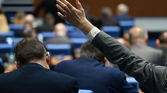 Властта в оставка опитва спешно да прокара спорните реформи в образованието