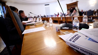 Отново среднощни заседания за Изборния кодекс. Депутатите запазиха хартията