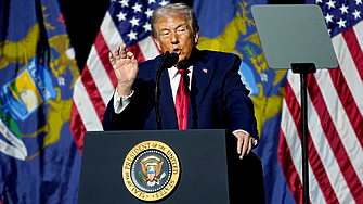 Тръмп показа среден пръст на недоволен работник в Детройт (ВИДЕО)