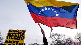 Празненства и протести - вижте как във Венецуела и САЩ посрещнаха задържането на Мадуро 