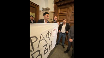 "Постът на главния прокурор не е личен мандат" - студенти завардиха кабинета на Сарафов (ВИДЕО)