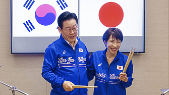 "Леко тромаво." Защо южнокорейският президент и японската премиерка седнаха зад барабаните