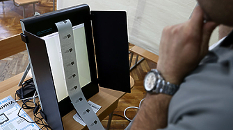 Не, защитите на машините за гласуване не позволяват „да генерираш каквото си искаш“ чрез флашка