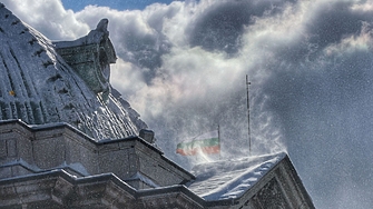 Оранжев код за обилен снеговалеж и виелици в почти цялата страна