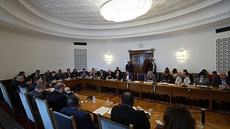 Без е-вот, без гаранции срещу гласуване "под строй" в чужбина, но с орязани секции 