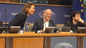 „Пеевски, Борисов и Радев се борят кой да бъде кучи син на Тръмп“