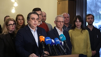 Асен Василев може и да е новият Иван Костов. Но му е рано да става Командир