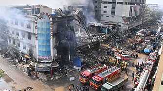 Броят на загиналите при пожара в Карачи нарасна до 55