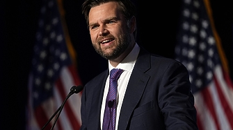 ДЕНЯТ В НЯКОЛКО РЕДА: Джей Ди Ванс и неговите 14 самолета