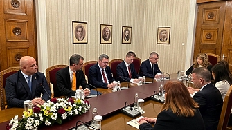 АПС иска Андрей Гюров за премиер и вето върху орязването на секциите извън ЕС