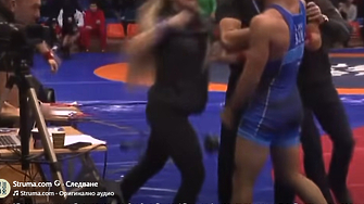 Съдийка удари кроше на изнервен млад борец. Майка му се включи на помощ (ВИДЕО)