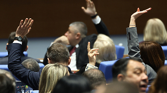 Мнозинството се пропука. Управляващите не успяха да ликвидират машините за гласуване