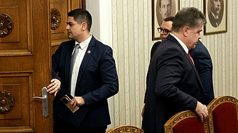 МЕЧ: Румен Радев използва президентството за партия. Илияна Йотова го ползва за кампания