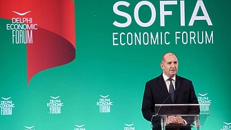 Румен Радев критикува "прибързаното влизане в еврозоната". И иска "повече реализъм към Украйна и Русия"