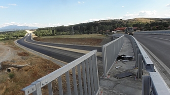 Стесняват АМ "Струма" от днес до петък заради скали