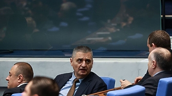 ГЕРБ, "Възраждане", ИТН, части от БСП и... Новото начало орязаха секциите в чужбина