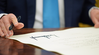 Кой плаща за митата на Тръмп? Американците