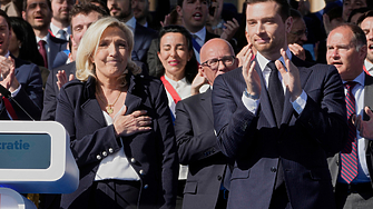 Макрон бърза да укрепи институциите преди евентуална победа на крайната десница в президентските избори