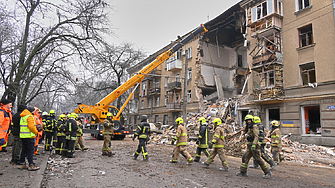 Русия атакува Украйна с дронове и ракети; полицайка загина при експлозии във Лвов