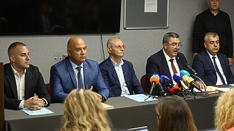 ДЕНЯТ В НЯКОЛКО РЕДА: ефектът "Радев" - борбата е от второ място нататък